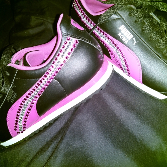 black and hot pink puma shoes